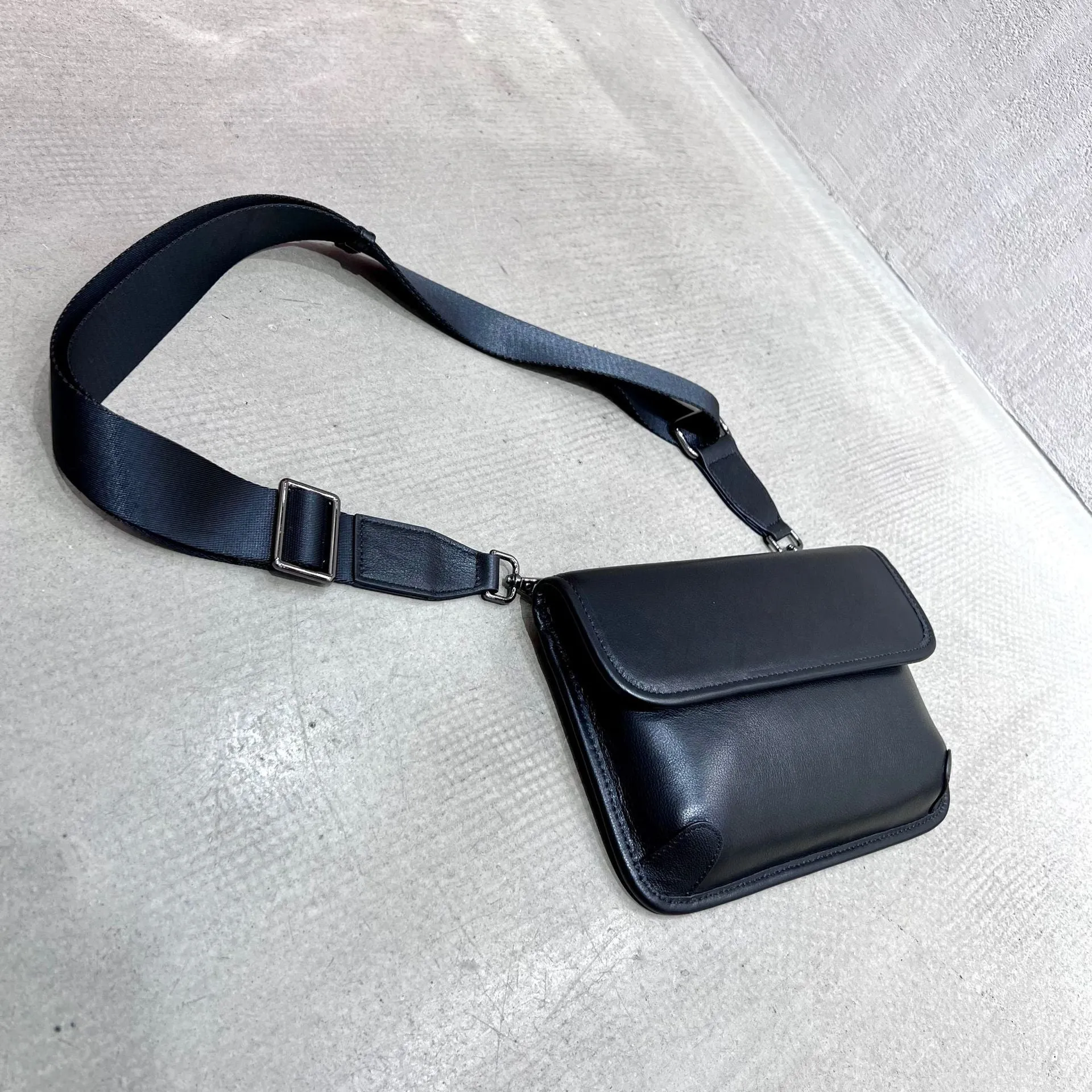 Chic Women's Crossbody Chest Bag Leather Black Sling Bags For Women