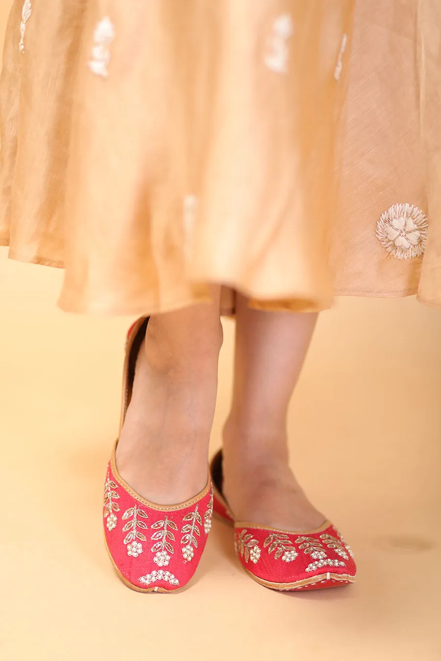 Red Graceful Poise Embroidered Jutti