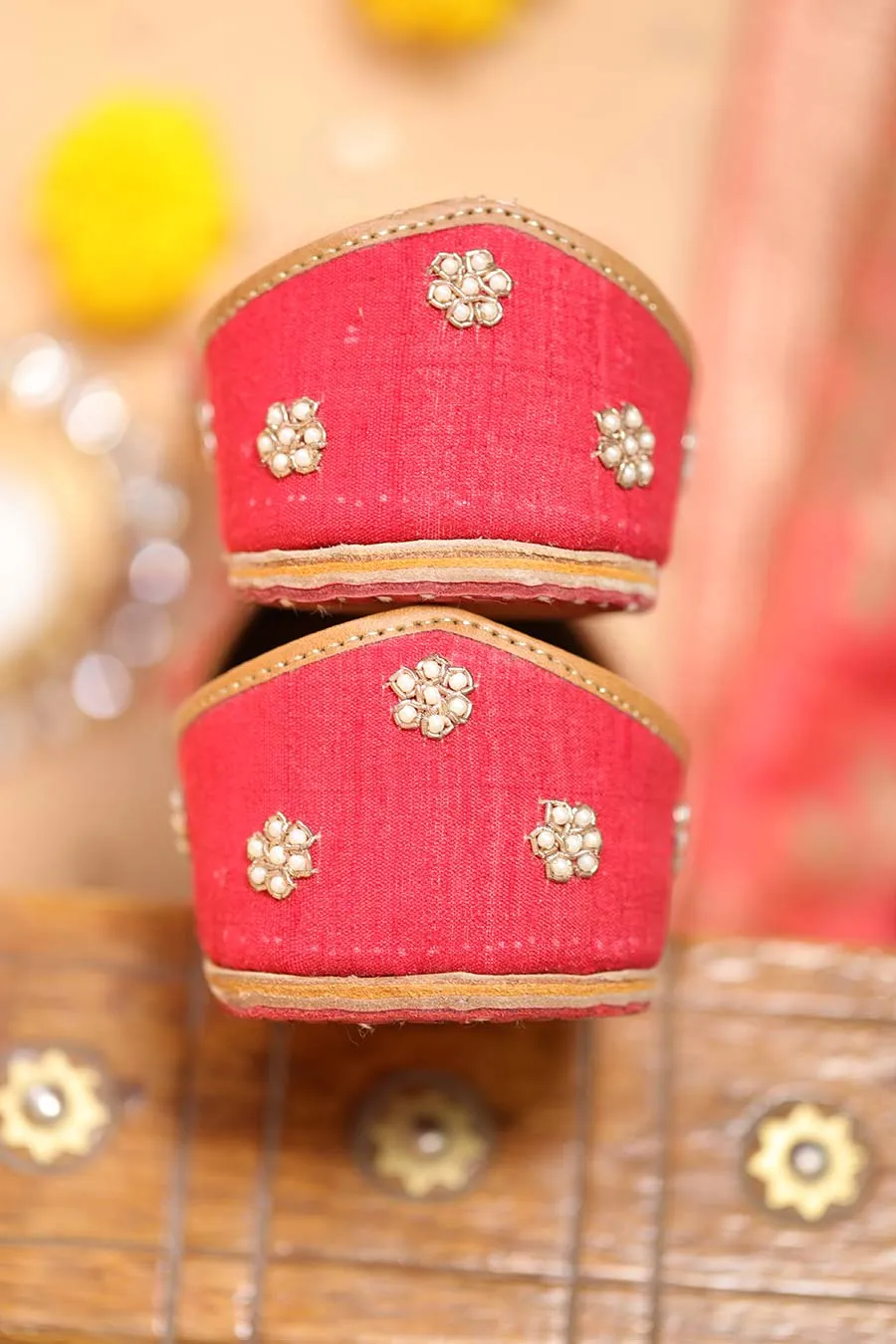 Red Graceful Poise Embroidered Jutti